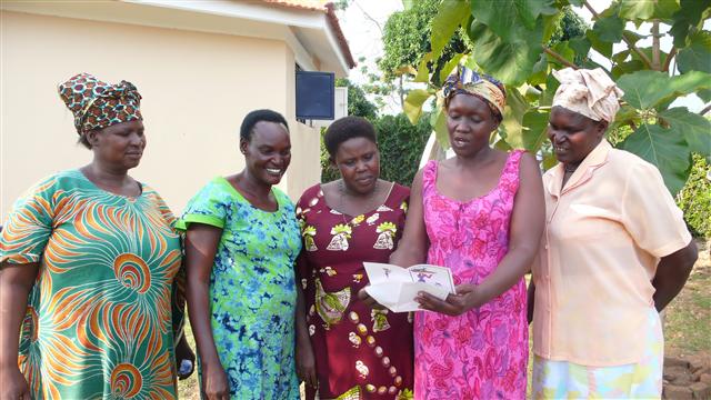 Women reading letter